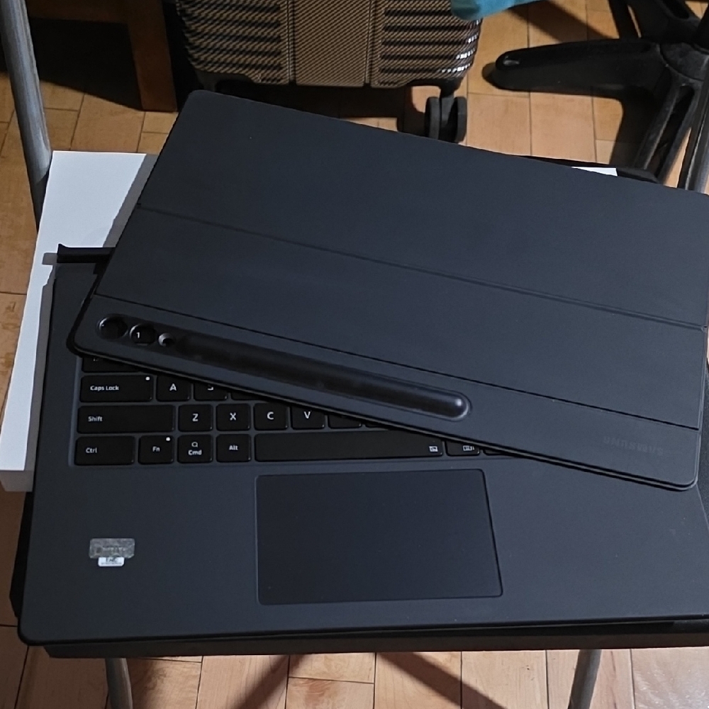 Galaxy Tab S9/S10 Ultra Book Cover Keyboard With Trackpad in black.
